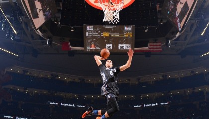开云平台-浓眉哥爆发引NBA关注，中国篮球备战亚冠迎关键转折